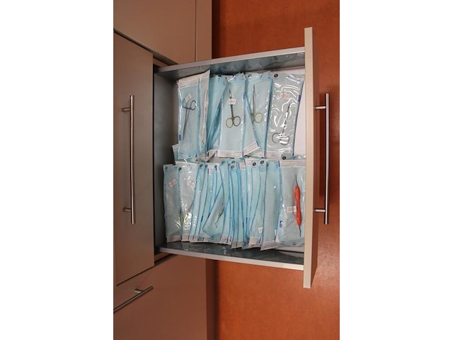 Tandartsgereedschappen w.o. tandsteen haken, beitels, injectoren, bek opentrekkers, tangen, scharen, etc. i... - afbeelding 4 van  5