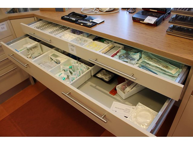Tandartsgereedschappen w.o. tandsteen haken, mondspiegels, pincetten, etc. in 2 laden. - afbeelding 1 van  5