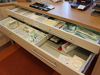Tandartsgereedschappen w.o. tandsteen haken, mondspiegels, pincetten, etc. in 2 laden. - afbeelding 1 van  5