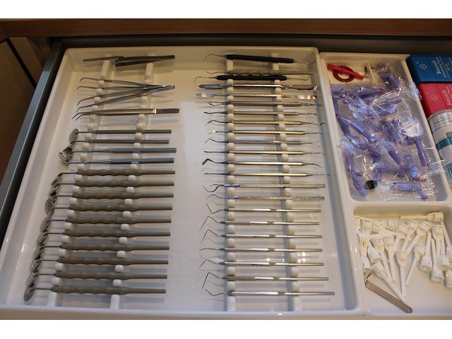 Tandartsgereedschappen w.o. tandsteen haken, mondspiegels, pincetten, etc. in 2 laden. - afbeelding 2 van  5