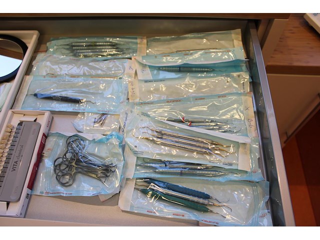 Tandartsgereedschappen w.o. tandsteen haken, mondspiegels, pincetten, etc. in 2 laden. - afbeelding 3 van  5