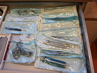 Tandartsgereedschappen w.o. tandsteen haken, mondspiegels, pincetten, etc. in 2 laden. - afbeelding 3 van  5