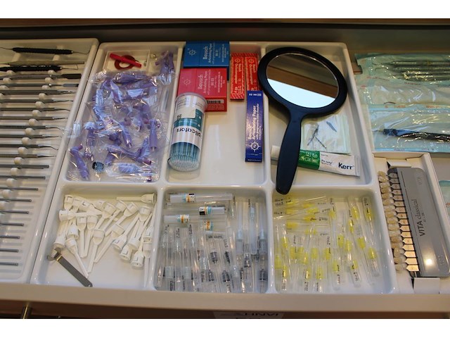 Tandartsgereedschappen w.o. tandsteen haken, mondspiegels, pincetten, etc. in 2 laden. - afbeelding 4 van  5