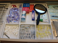 Tandartsgereedschappen w.o. tandsteen haken, mondspiegels, pincetten, etc. in 2 laden. - afbeelding 4 van  5