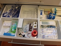 Tandartsgereedschappen w.o. tandsteen haken, mondspiegels, pincetten, etc. in 2 laden. - afbeelding 5 van  5