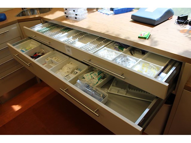 Tandartsgereedschappen w.o. tandsteen haken, mondspiegels, pincetten, etc. in 2 laden. - afbeelding 1 van  6