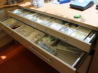 Tandartsgereedschappen w.o. tandsteen haken, mondspiegels, pincetten, etc. in 2 laden. - afbeelding 1 van  6