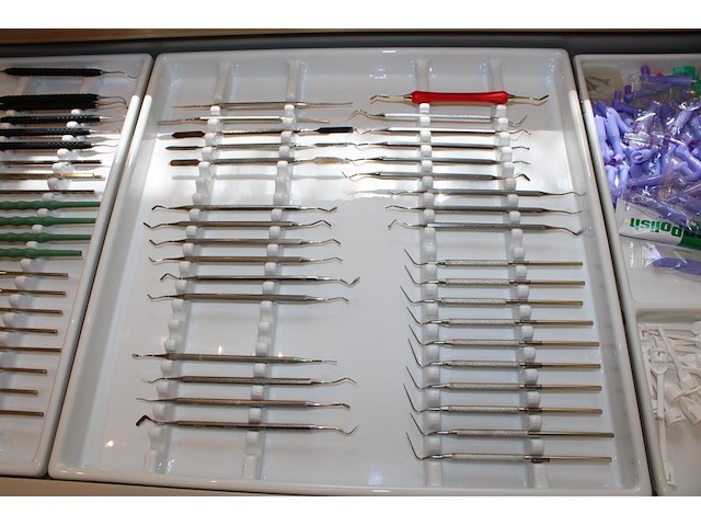 Tandartsgereedschappen w.o. tandsteen haken, mondspiegels, pincetten, etc. in 2 laden. - afbeelding 3 van  6