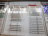 Tandartsgereedschappen w.o. tandsteen haken, mondspiegels, pincetten, etc. in 2 laden. - afbeelding 3 van  6