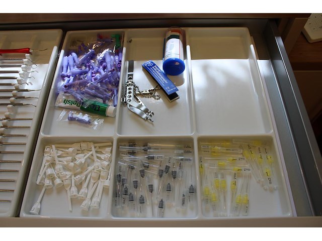 Tandartsgereedschappen w.o. tandsteen haken, mondspiegels, pincetten, etc. in 2 laden. - afbeelding 4 van  6