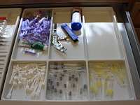 Tandartsgereedschappen w.o. tandsteen haken, mondspiegels, pincetten, etc. in 2 laden. - afbeelding 4 van  6