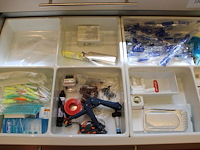 Tandartsgereedschappen w.o. tandsteen haken, mondspiegels, pincetten, etc. in 2 laden. - afbeelding 5 van  6