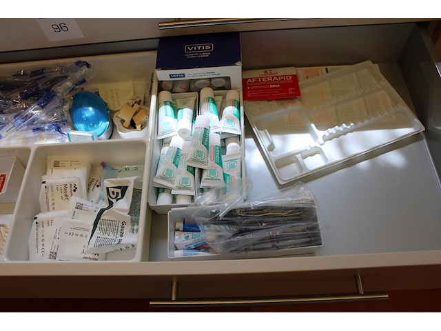 Tandartsgereedschappen w.o. tandsteen haken, mondspiegels, pincetten, etc. in 2 laden. - afbeelding 6 van  6