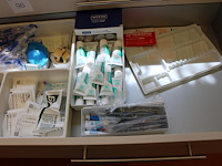 Tandartsgereedschappen w.o. tandsteen haken, mondspiegels, pincetten, etc. in 2 laden. - afbeelding 6 van  6