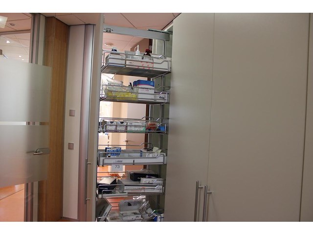 Tandartsprodukten in apothekerskast w.o. ethylon, osteobiol en implantaat gerelateerde produkten. - afbeelding 1 van  4