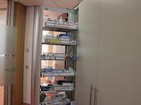Tandartsprodukten in apothekerskast w.o. ethylon, osteobiol en implantaat gerelateerde produkten. - afbeelding 1 van  4