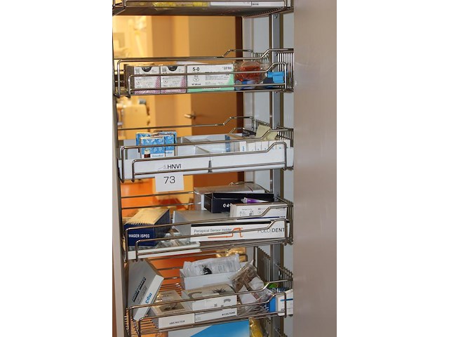 Tandartsprodukten in apothekerskast w.o. ethylon, osteobiol en implantaat gerelateerde produkten. - afbeelding 3 van  4