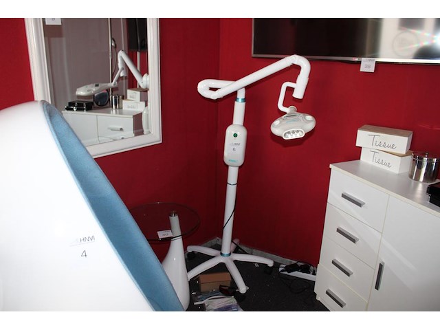 Tandenbleeklamp shr germany type md666. bouwjaar 2019. incl. enkele accessoires - afbeelding 1 van  5
