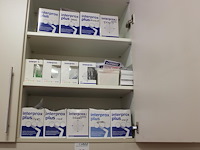 Tandenragers in diverse uitvoeringen in kast. - afbeelding 1 van  2