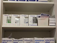 Tandenragers in diverse uitvoeringen in kast. - afbeelding 2 van  2
