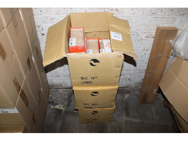 Tandenstokers in drie dozen. ca. 50.000 tandenstokers. - afbeelding 1 van  3