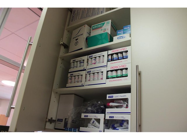 Tandverzorgingsprodukten w.o. vitis en perio-aid in kast. - afbeelding 1 van  2