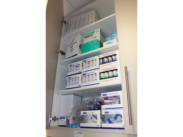 Tandverzorgingsprodukten w.o. vitis en perio-aid in kast. - afbeelding 2 van  2