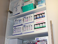 Tandverzorgingsprodukten w.o. vitis en perio-aid in kast. - afbeelding 2 van  2