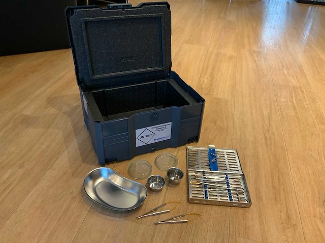 Tanos t-lock biological substance systainer met instrumenten - afbeelding 1 van  9