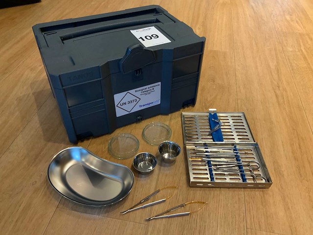 Tanos t-lock biological substance systainer met instrumenten - afbeelding 2 van  9