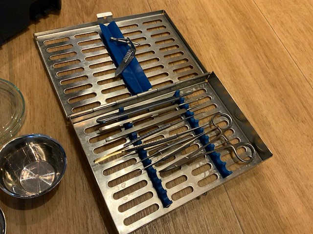 Tanos t-lock biological substance systainer met instrumenten - afbeelding 7 van  9