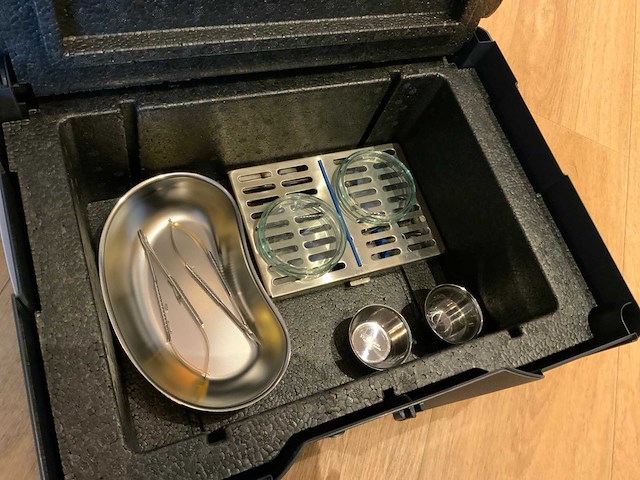 Tanos t-lock biological substance systainer met instrumenten - afbeelding 8 van  9