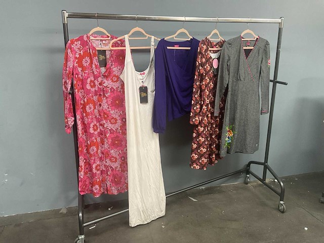Tante betsy - diverse - kleding - afbeelding 19 van  46