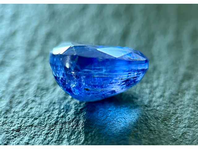 Tanzaniet - 12.78 carat natuurlijke tanzaniet - afbeelding 2 van  3