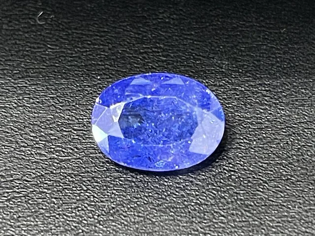 Tanzaniet - 6.85 carat natuurlijke tanzaniet (gecertificeerd) - afbeelding 1 van  5