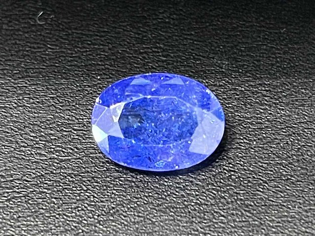 Tanzaniet 6.85 carat natuurlijke tanzaniet gecertificeerd - afbeelding 1 van  4