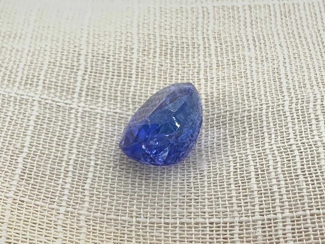 Tanzaniet 8.29 carat natuurlijke tanzaniet gecertificeerd - afbeelding 2 van  3