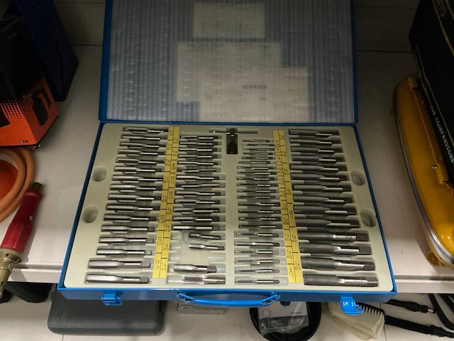Tap and die set 110-delig - afbeelding 1 van  2