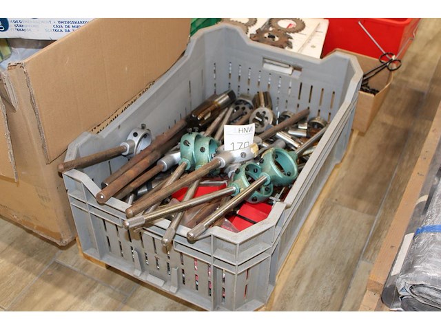 Tappen in kunststof krat w.o. m48. - afbeelding 1 van  3