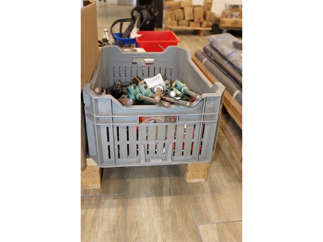 Tappen in kunststof krat w.o. m48. - afbeelding 2 van  3