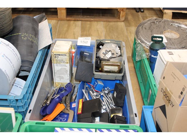 Tappen, klemtangen en niettangen in kunststof krat. - afbeelding 1 van  3