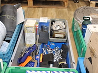 Tappen, klemtangen en niettangen in kunststof krat. - afbeelding 1 van  3