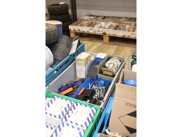 Tappen, klemtangen en niettangen in kunststof krat. - afbeelding 2 van  3