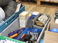 Tappen, klemtangen en niettangen in kunststof krat. - afbeelding 2 van  3