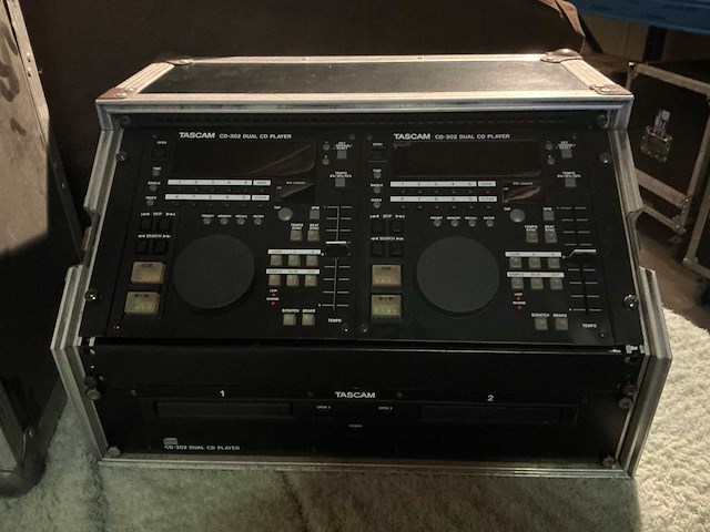 Tascam cd-302 dual cd player - afbeelding 3 van  4