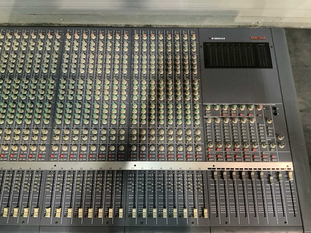 Tascam m-2600 mk ii analoge mengtafel - afbeelding 3 van  4