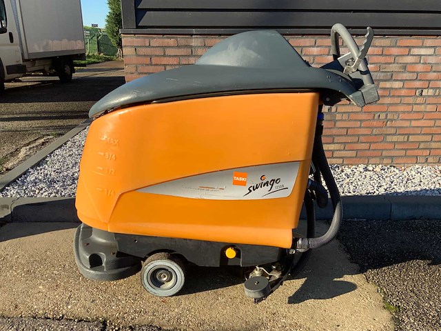 Taski swingo 1250b zelfrijdende schrobmachine met acculader - afbeelding 2 van  9