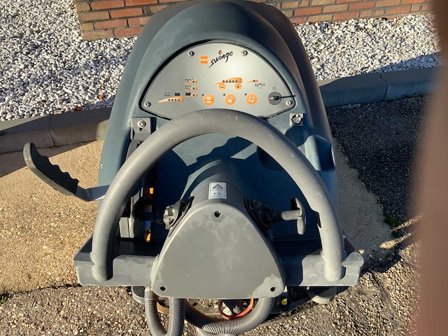 Taski swingo 1250b zelfrijdende schrobmachine met acculader - afbeelding 4 van  9