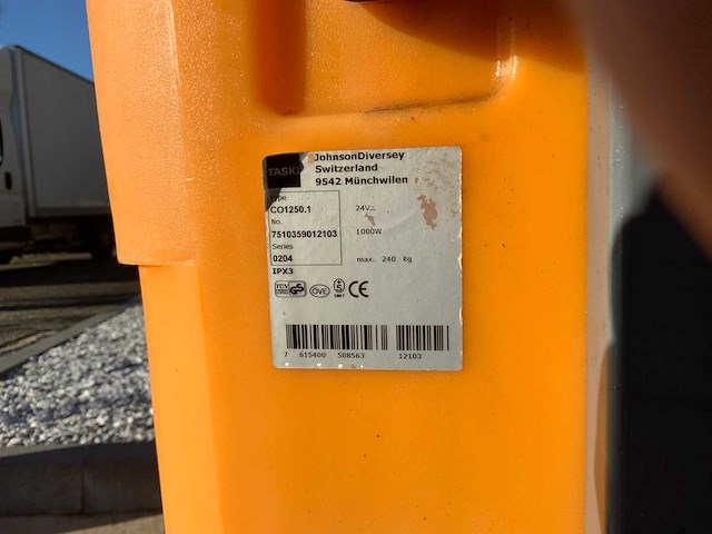 Taski swingo 1250b zelfrijdende schrobmachine met acculader - afbeelding 6 van  9