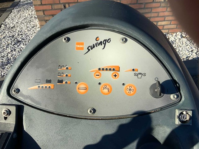 Taski swingo 1250b zelfrijdende schrobmachine met acculader - afbeelding 7 van  9
